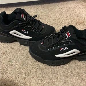 Fila sneaker it’s a 7 in youth.